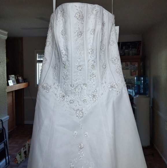 David's Bridal wedding dress - Picture 3 of 4